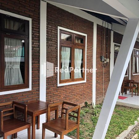 Rifka Annisa Guesthouse Syariah Redpartner ยอกยาการ์ตา ภายนอก รูปภาพ