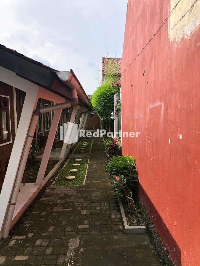 Rifka Annisa Guesthouse Syariah Redpartner ยอกยาการ์ตา ภายนอก รูปภาพ
