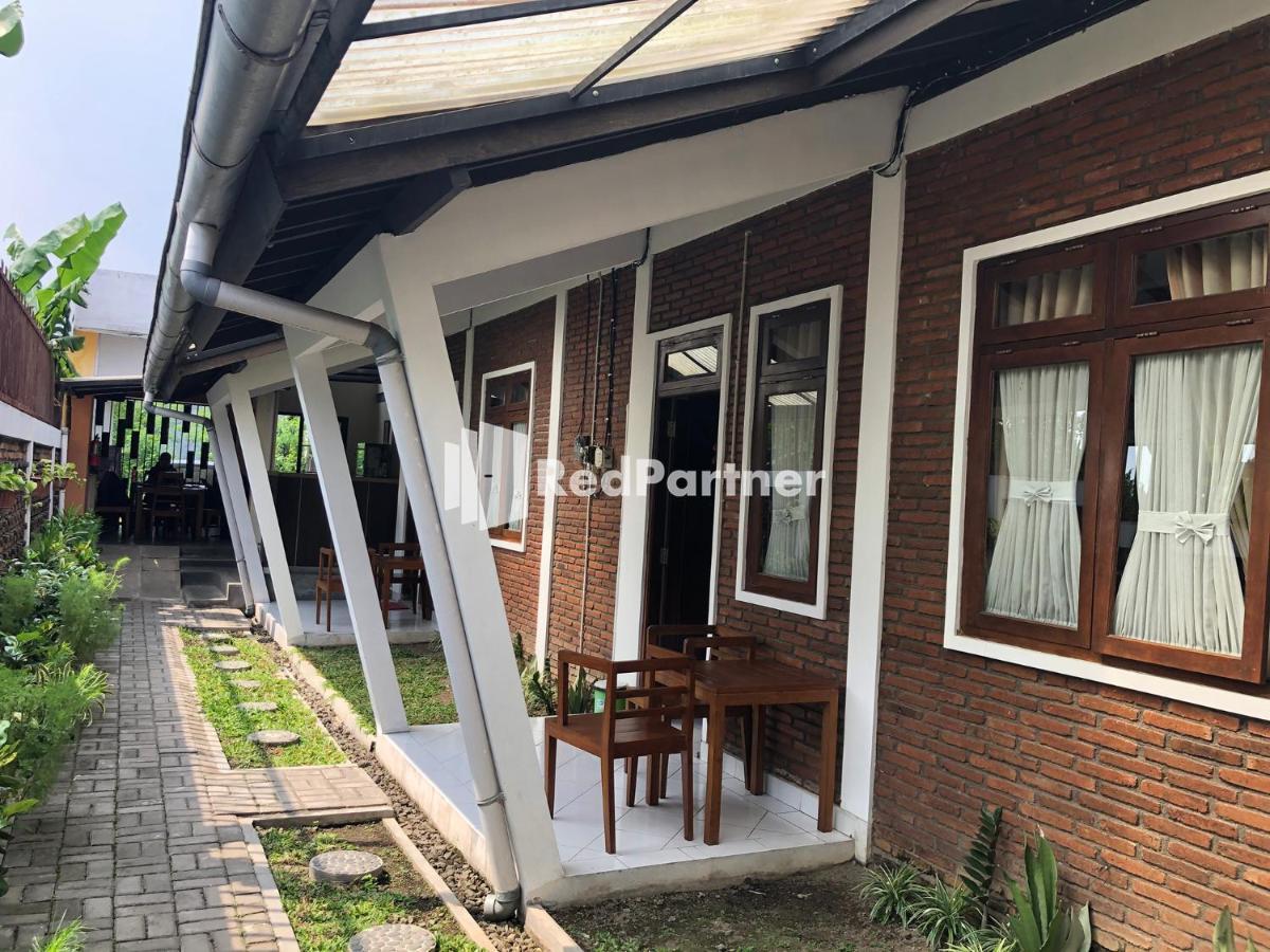 Rifka Annisa Guesthouse Syariah Redpartner ยอกยาการ์ตา ภายนอก รูปภาพ
