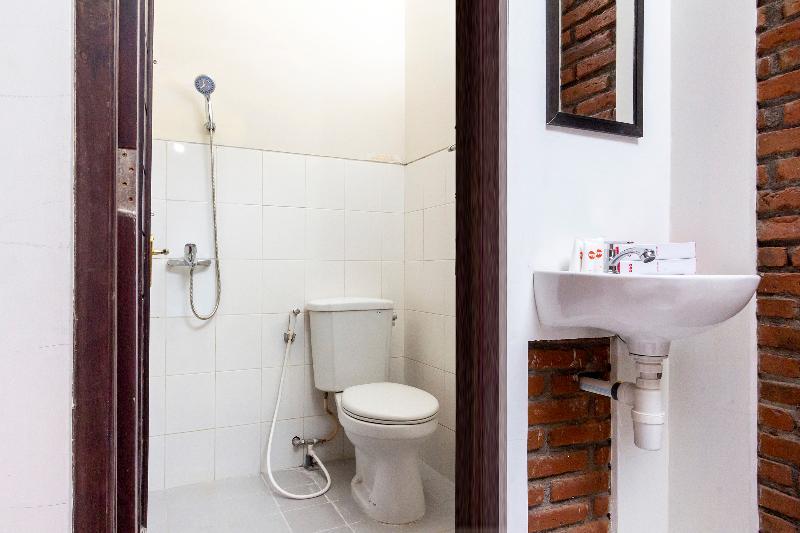Rifka Annisa Guesthouse Syariah Redpartner ยอกยาการ์ตา ภายนอก รูปภาพ